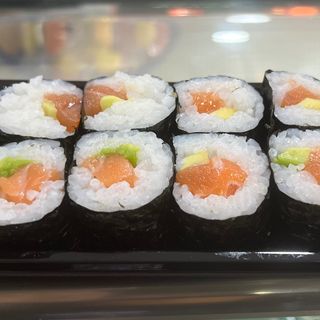 Maki Salmón con Aguacate (8 pzs.)