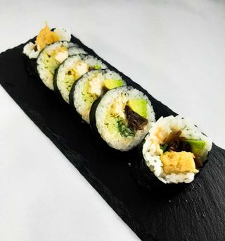 01.Futomaki z wędzonym tofu w tempurze 6szt.