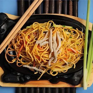 Spaghetti di riso con carne maiale