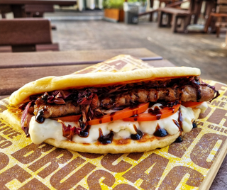 Salsiccia, mozzarella e pomodoro fresco