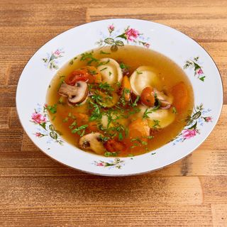 PIEROŻKI PIELMIENI ZALANE DOMOWYM BULIONEM (vegan)