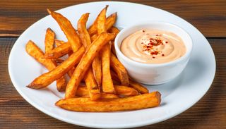 Пържен батат и сос пикантна майонеза