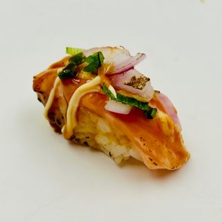 99. Nigiri salmon flameado,cebolla y cebollino (2 Uds.)