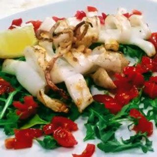 Tagliata dì calamaro al balsamico con rucola, basilico e rosmarino sen
