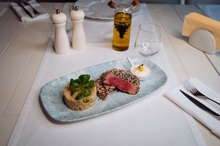 File de ton în crustã de semințe orez cu edamame şi maionezã cu wasabi