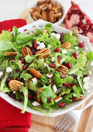 Ensalada Verde Con Frutos Secos Y Huevo
