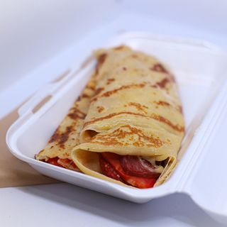 Палачинка с луканка, кашкавал и масло