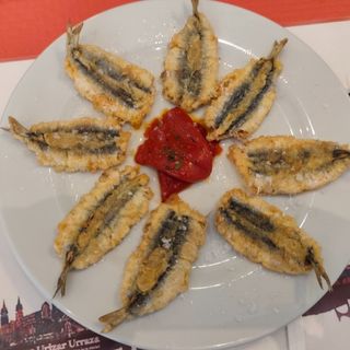 Plato De Anchoas Rebozadas Con Pimientos Rojos