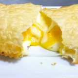 Pastel  de feira  3 QUESOS  ( 18 cm aprox. )