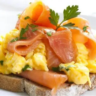 Tosta com Ovo Mexido e Salmão Fumado