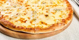 Pizza ai 4 formaggi bianca in tagliere