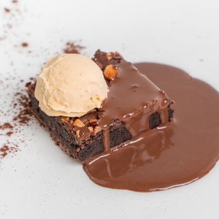 Brownie de chocolate con petazetas