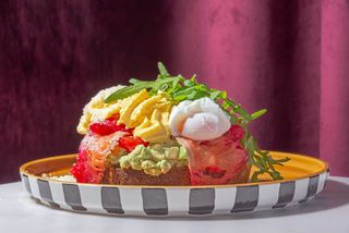 Тост з лососем та авокадо