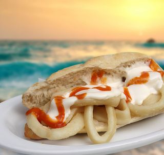 Bocadillo de calamares bravos