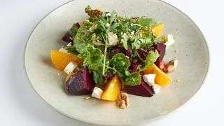 Салат с творожным сыром и свеклой 