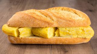 Bocadillo de tortilla patata con pollo empanado