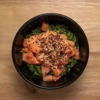 ensalada de wakame con salmón y semillas de sésamo
