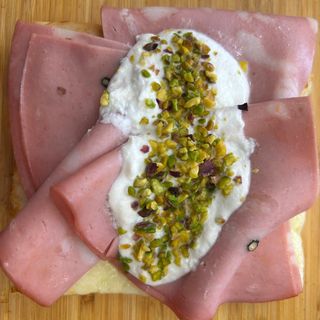 Mortadella, stracciatella e granella di pistacchio