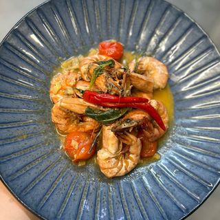 Creveți Black Tiger la tigaie cu roșii cherry, ardei iute și ghimbir