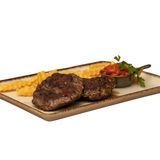 Домашно смлени свински кюфтенца с пържени картофки и лютеница