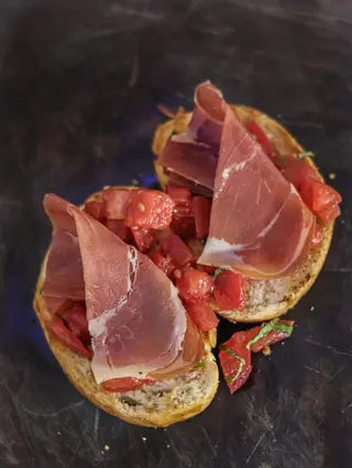 Brusketi sa pršutom