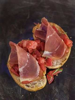 Brusketi sa pršutom