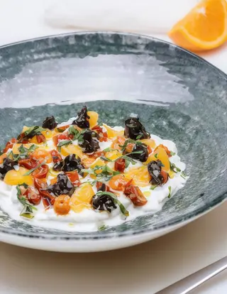 Stracciatella de burrata, tomates confitados y miel de aceitunas