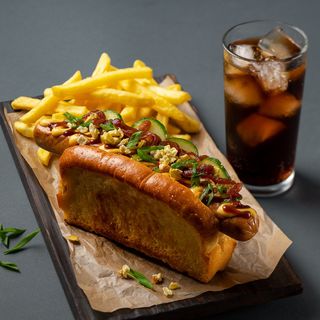 Комбо з хот-догом з молочною сосискою і беконом