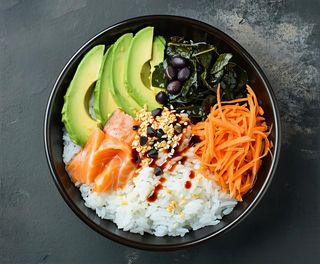Poke bowl con salmone piccante