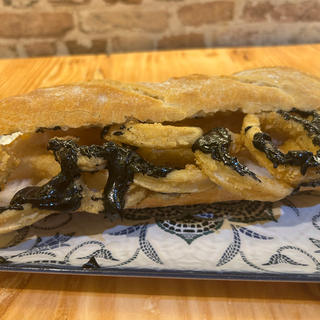 Bocadillo de calamares con alioli de su tinta