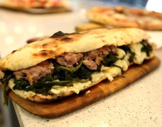 Panuozzo con friarielli e salsiccia