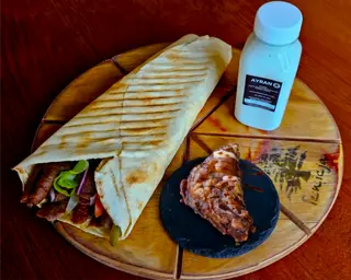 Pita kebab wołowy [mega, baklawa czekoladowa, ayran]
