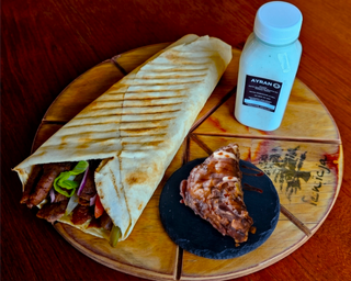 Pita kebab wołowy [mega, baklawa czekoladowa, ayran]
