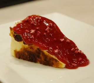 Баскський чізкейк з полуничним соусом