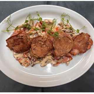 Медальйони зi свинини у беконi на овочевiй подушцi (400г)