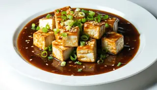 Tofu w sosie z pomidorów i mielonym mięsem wieprzowym