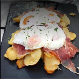 Ración De Huevos Rotos Con Jamón