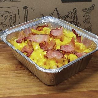 Фрі з сирним соусом та беконом 