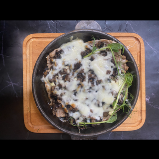 М'ясо з грибами запечене на сковорідці (180г)