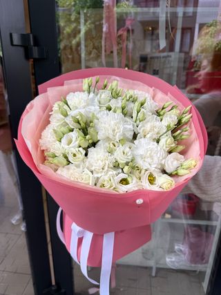 Bukiet z eustomy i goździków «Ivory Rust»