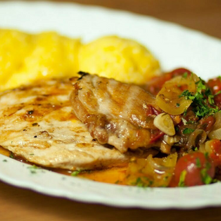 Saramura cu pulpa de pasare, mamaliguta si ardei iute