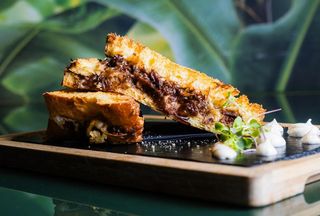 MONTADITO DE CARRILLERA DE TERNERA CON PAN BRIOCHE TOSTADO