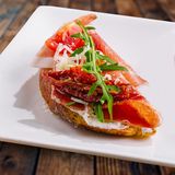 Bruscheta cu prosciutto crudo cu ruccola