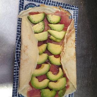 Crep salado de jamón Ibérico al corte con aguacate laminado 