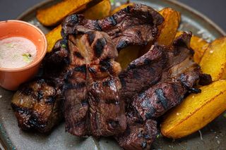 Pastramă de berbecuț cu cartofi wedges