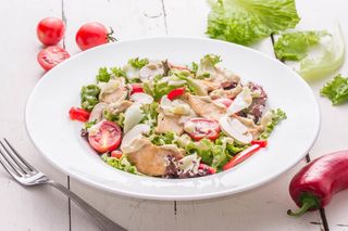Salată cu carne de pui și sos picant