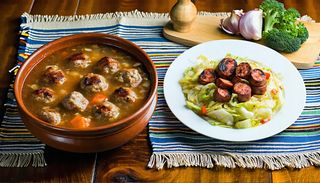 12) Ciorba de perisoare si varza cu carnati