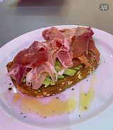 Tostada Con Aguacate Y Jamón Serrano