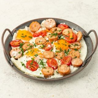 ШАКШУКА З СОСИСКАМИ