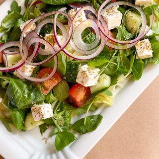 Салатний мікс із томатами та фетою 